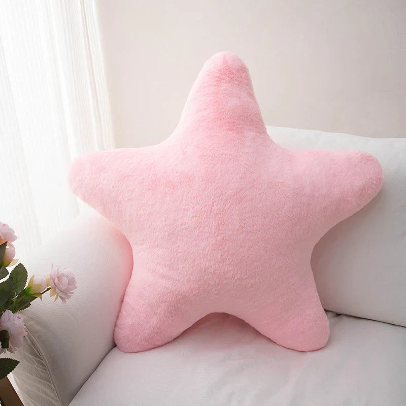 Coussin étoile moelleux dans chambre contemporaine