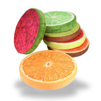 Coussin fruit rond sur chaise de jardin extérieur