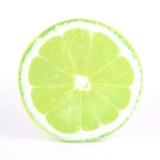 Coussin décoratif citron vert sur siège ergonomique.