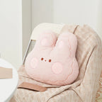 Coussin tête de lapin dans chambre enfant