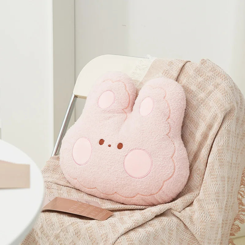 Coussin tête de lapin dans chambre enfant