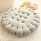Coussin biscuit rond posé au sol