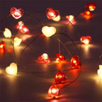 Guirlande coeur led pose sur une table de fête