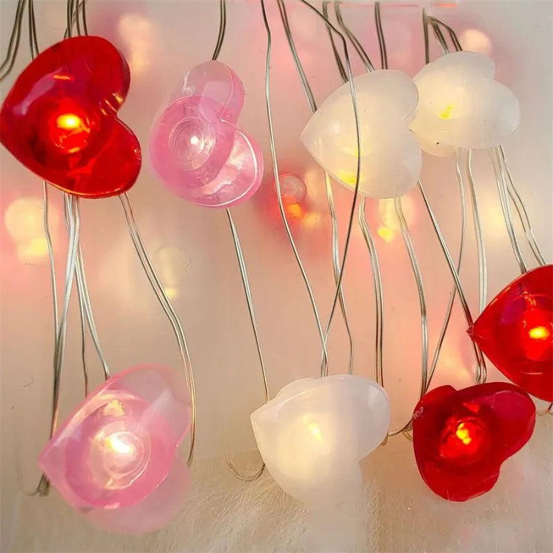 Guirlande lumineuse coeur led allumée sur mur blanc