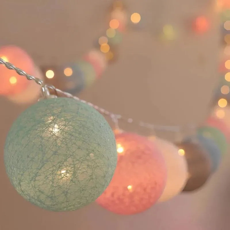 Guirlande lumineuse violet, bleu et blanc pour chambre d'enfant, créant une atmosphère onirique.