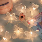 Guirlande LED papillons blancs sur table