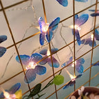 Sur balcon, fil lumineux papillons chauds