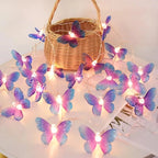 Guirlande LED violette motif papillons, ambiance féerique et colorée pour fêtes et intérieurs contemporains.