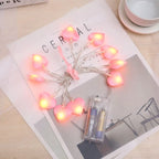 Guirlande cœur lumineux rose sur miroir