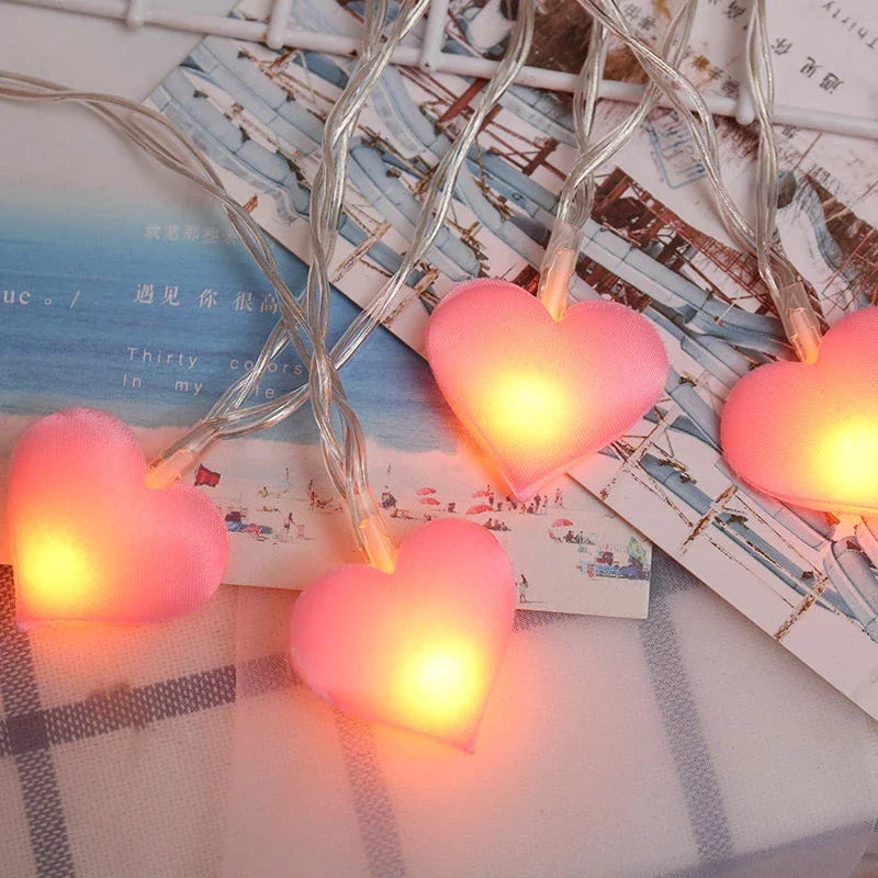 Détail coeur rose LED allumé en chambre