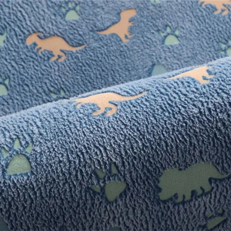 Motif tricératops lumineux sur tapis chambre