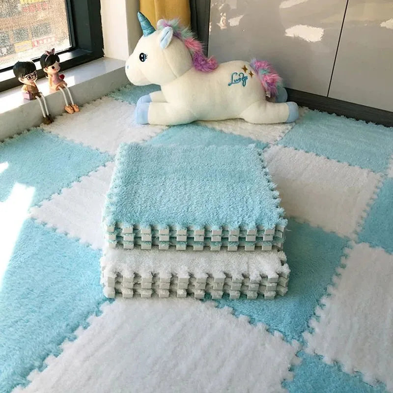 Tapis mousse puzzle bicolore bleu clair et blanc, parfait pour stimuler l'éveil des tout-petits.