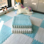 Tapis mousse puzzle bicolore bleu clair et blanc, parfait pour stimuler l'éveil des tout-petits.