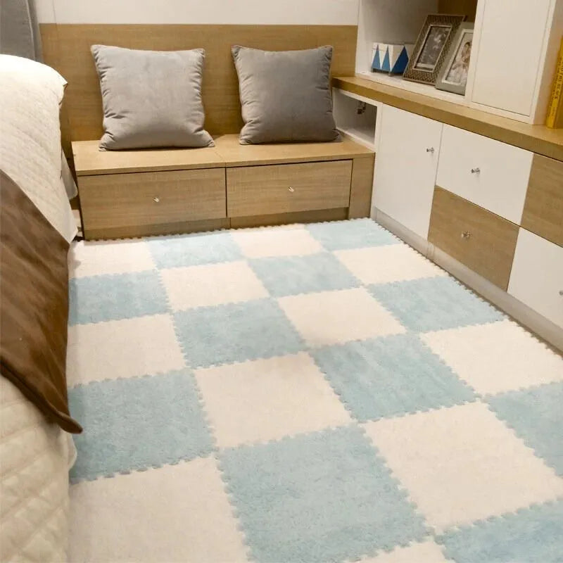 Tapis mousse puzzle bleu clair et blanc pour enfant, créant une aire de jeu douce et contrastée.