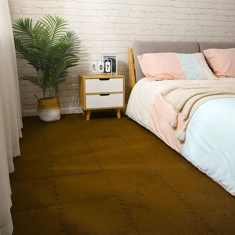 Tapis mousse puzzle brun modulable avec surface douce, idéal pour espace de jeux ou sport