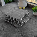 Tapis mousse puzzle gris foncé, idéal pour un espace de jeu moderne et sophistiqué.