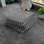 Tapis mousse puzzle gris foncé, idéal pour un espace de jeu moderne et sophistiqué.
