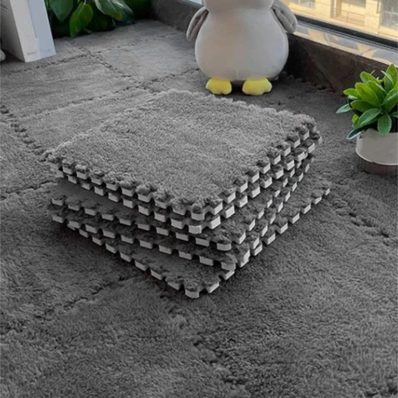 Tapis mousse puzzle gris foncé, idéal pour un espace de jeu moderne et sophistiqué.