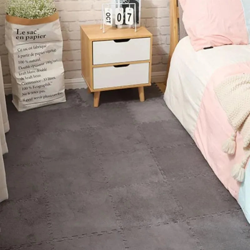 Tapis mousse puzzle gris foncé pour enfant, offrant une surface de jeu élégante et discrète.