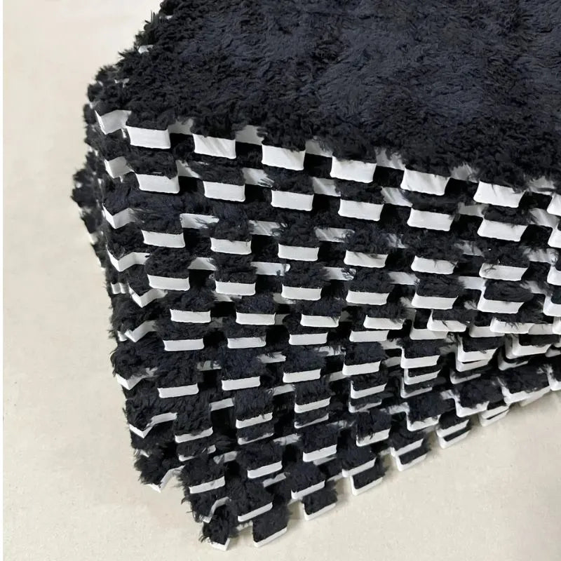 Tapis puzzle noir élégant modulable, parfait pour protection de sol et espace de jeux