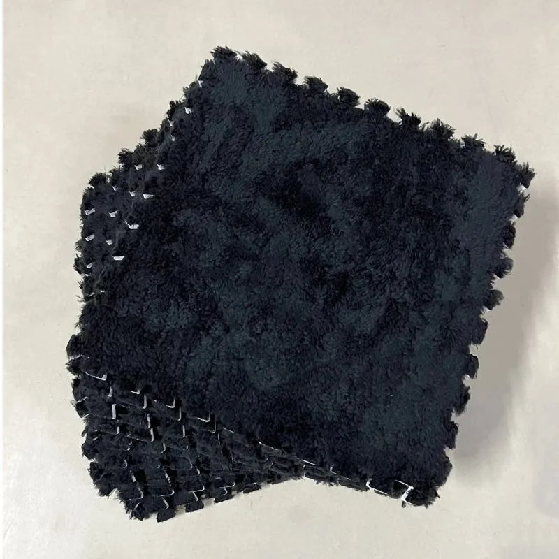 Tapis mousse puzzle noir, parfait pour une salle de jeux ou un studio avec un design contemporain.