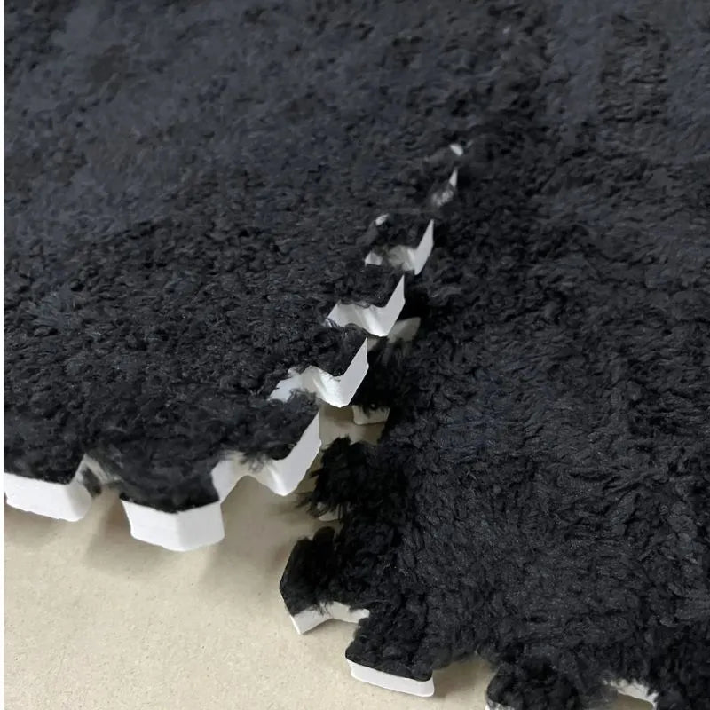 Tapis mousse puzzle noir pour enfant, offrant une surface de jeu élégante et sécurisée.