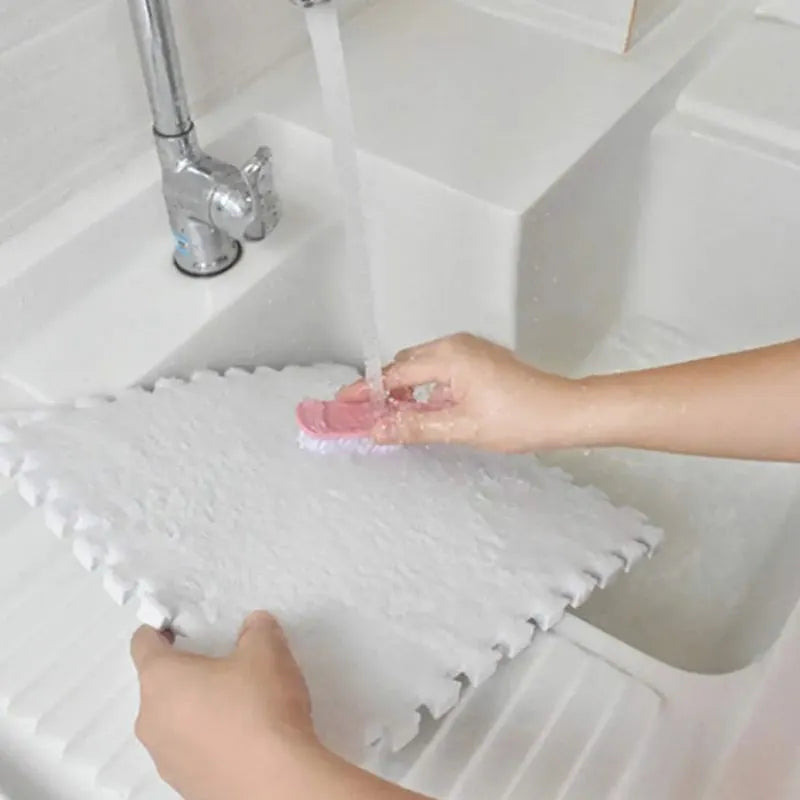 Tapis mousse puzzle rose clair, idéal pour un espace de jeu doux et lumineux.