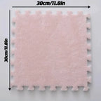 Tapis mousse puzzle rose clair pour enfant, apportant une touche de tendresse à la chambre.