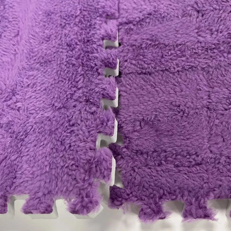 Tapis mousse puzzle violet, idéal pour créer une aire de jeu douce et sécurisée.