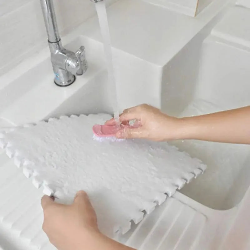 Tapis mousse puzzle violet pour enfant, stimulant l'éveil et la motricité.