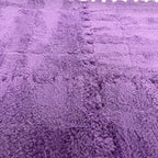 Tapis mousse puzzle violet, modulable et facile à assembler pour diverses configurations.