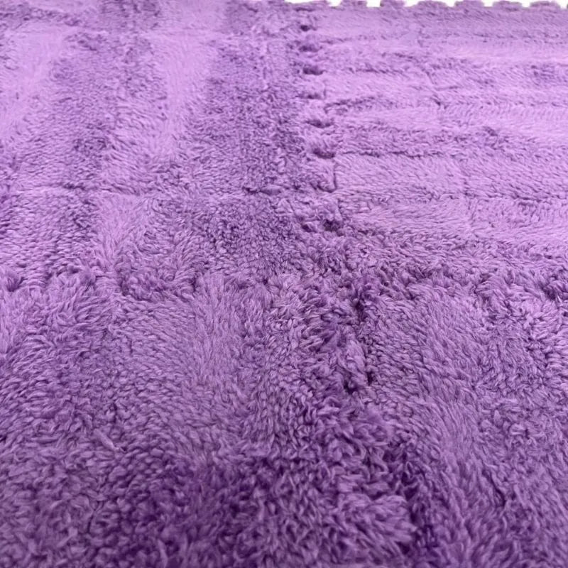 Tapis mousse puzzle violet, modulable et facile à assembler pour diverses configurations.
