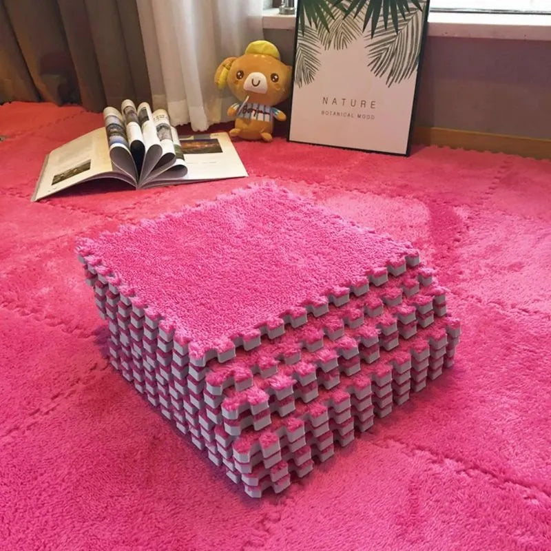 Tapis puzzle mousse rose vive, idéal pour égayer une chambre d'enfant avec une touche de couleur pop.