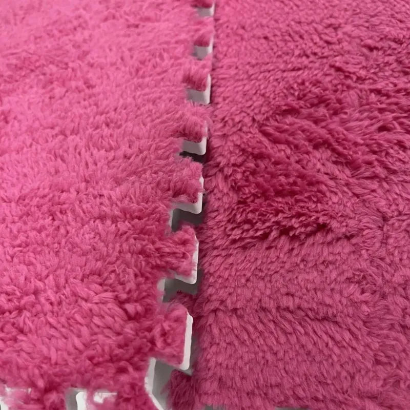Tapis puzzle mousse rose vive, stimulant l'éveil et offrant une surface de jeu vibrante et sécurisée.