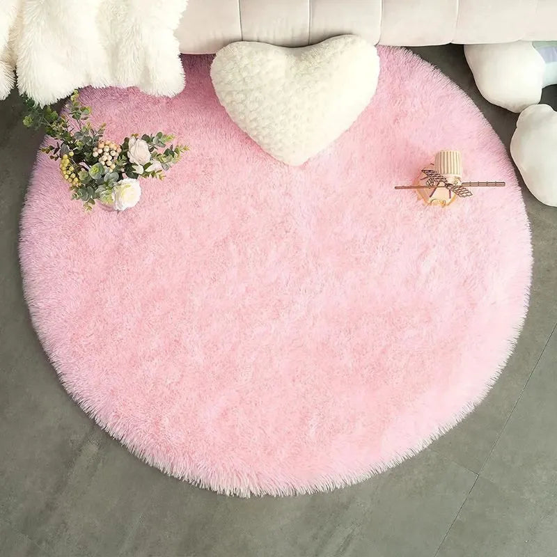 Tapis rond moelleux peluche dans chambre moderne