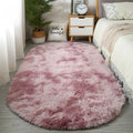 Tapis shaggy ovale en plush avec motif tie-dye vibrant, esthétique moderne scandinave.