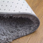 Tapis fluffy shaggy fibres épaisses vives avec dégradé, style nordique moderne en format rectangulaire.