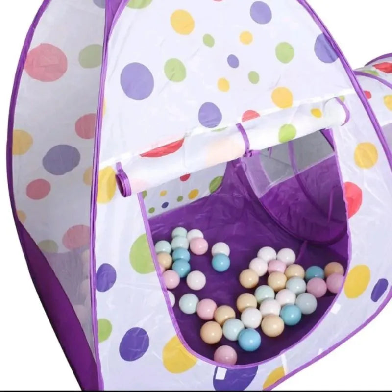 Espace ludique sécurisé pour enfants avec tente violet clair, tunnel reliant une piscine à balles et éléments modulables pour un amusement interactif.