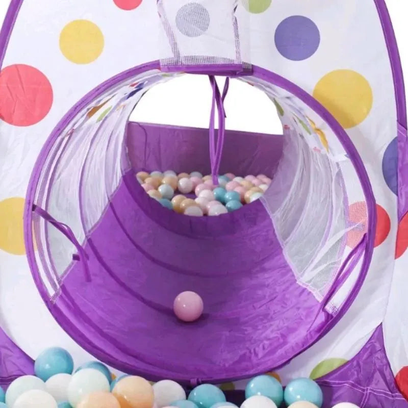 Enfants s'amusant dans une aire de jeu modulable violette avec tente bébé, tunnel pour ramper et piscine à balles pour développement moteur en toute sécurité.