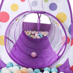 Enfants s'amusant dans une aire de jeu modulable violette avec tente bébé, tunnel pour ramper et piscine à balles pour développement moteur en toute sécurité.