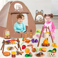 Enfant jouant sous une tente camping beige avec accessoires de cuisine et aventure