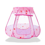Enfant jouant dans une tente pop-up rose bien ventilée, idéale pour intérieur ou extérieur
