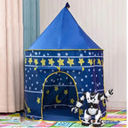 Tente pliante enfant bleue avec motifs étoile et lune, créant une ambiance féérique pour des rêves étoilés.