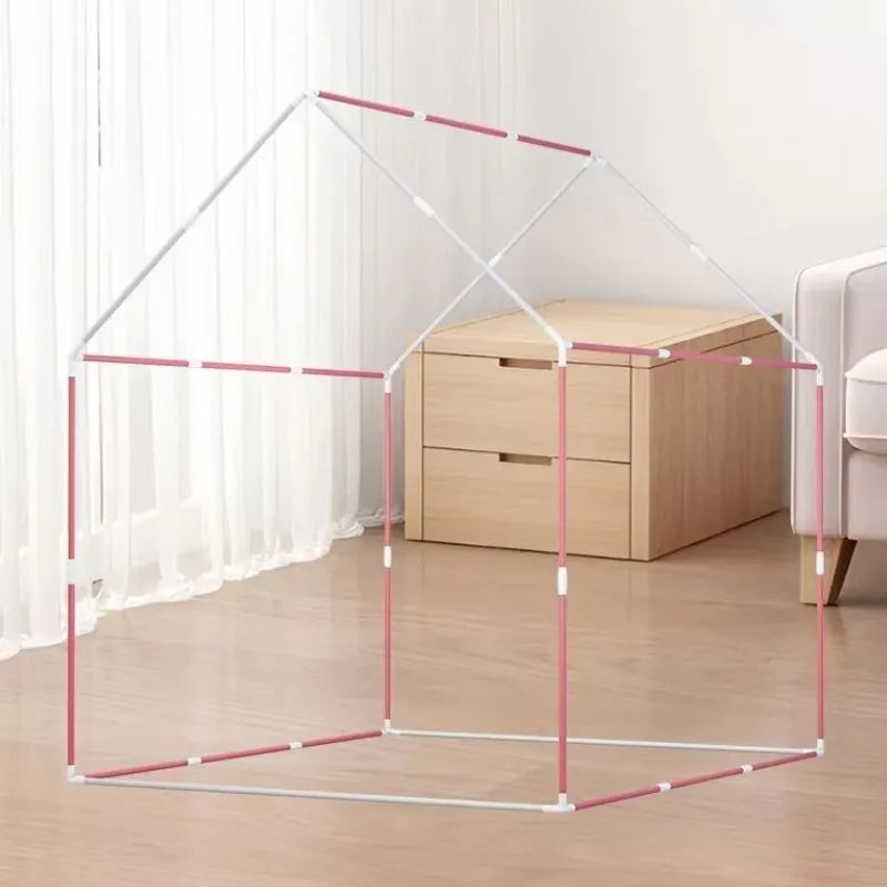 Tipi bébé fille rose et blanc avec pompons, idéal pour un coin lecture féerique.