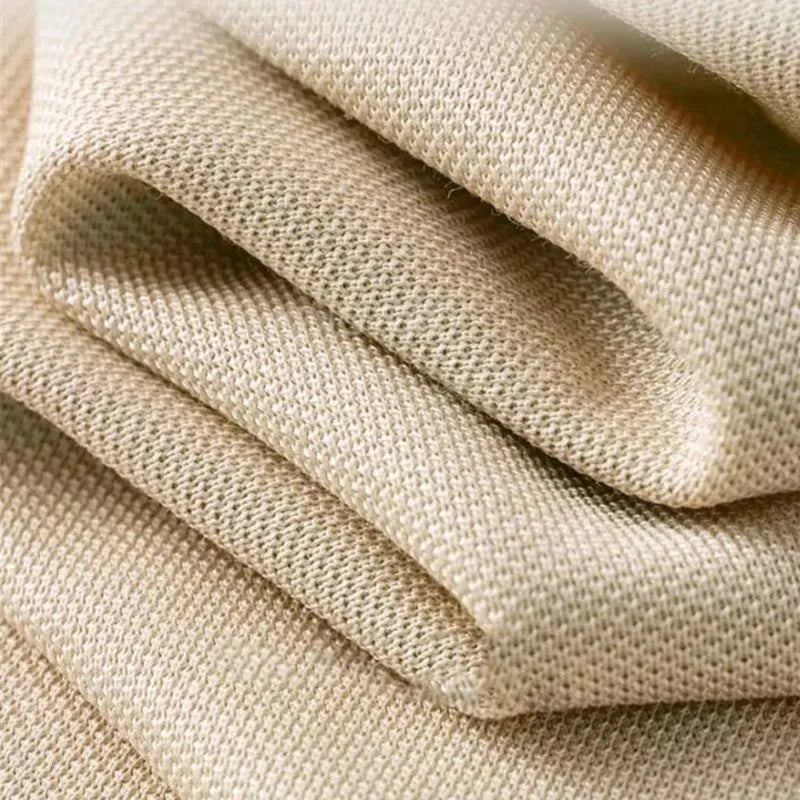 Tipi bébé fille rose et blanc, parfait pour la décoration d'une chambre de bébé douce et apaisante.