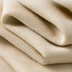 Tipi bébé fille rose et blanc, parfait pour la décoration d'une chambre de bébé douce et apaisante.