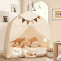 Enfant jouant dans une jolie tente tipi beige déco et chaleureuse