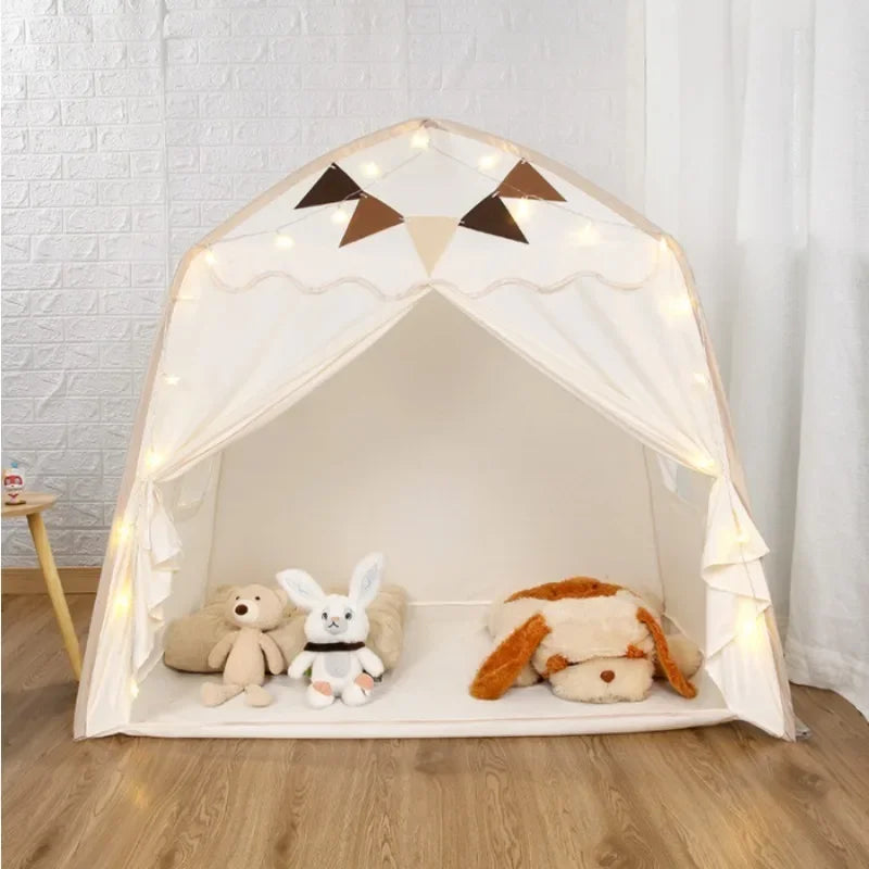 Tente tipi beige neutre, idéale pour s'intégrer dans tous les styles d'intérieur.