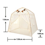 Tente tipi beige douce, créant un espace de jeu calme et apaisant pour les enfants.
