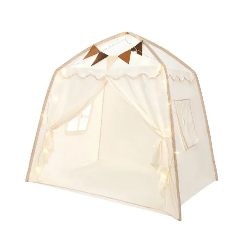 Tente tipi beige élégante, parfaite pour une décoration de chambre d'enfant naturelle.